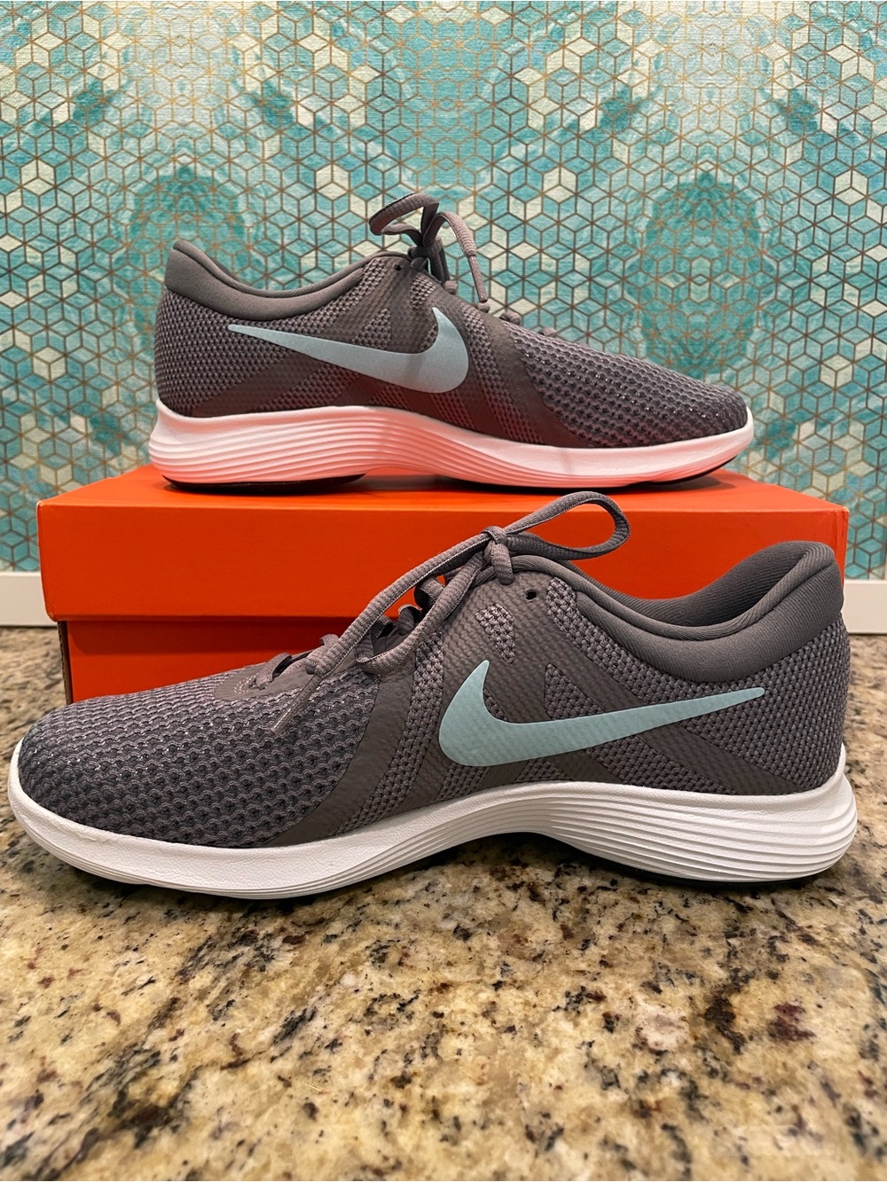 Womens NIKE Revolution 4 Size 7.5 NIB